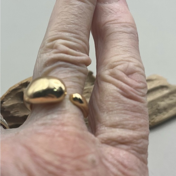 Elegant Gold-Tone Dome Statement Women's Ring -Everyday Elegance-Gift - Picture 4 of 5